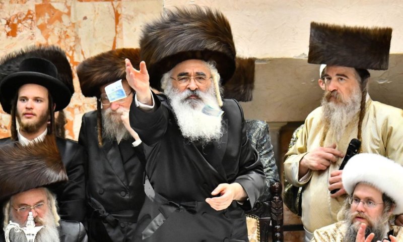 תיעוד: הרבי שיגר כוסות יין במשך שעות וזרק שטרות של 200 שקל
