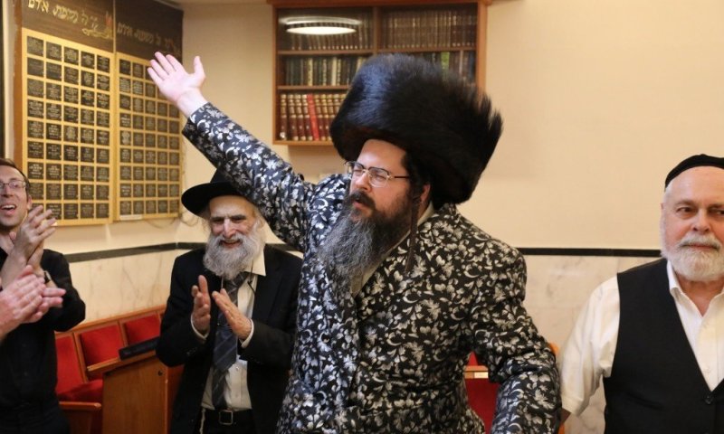 בעת נעילת שער: האדמו"ר מדינוב בטיש מוצאי פורים המשולש
