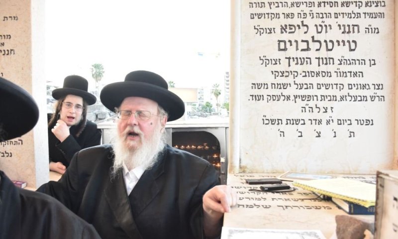 מגני תקווה לטבריה: הרבי עלה לציון אביו וערך טיש בבית החיים