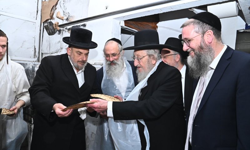 מהנגב לבני ברק: ראש הישיבה הגיע לאפות מצות ב'טיב המצות'