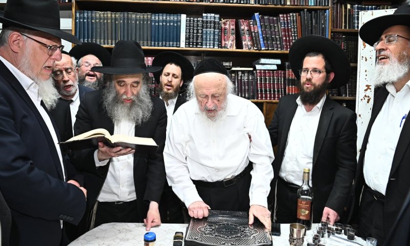 בבית הגרב"ד: מעמד סיום מסכת חולין של אברכי כולל פוניבז'