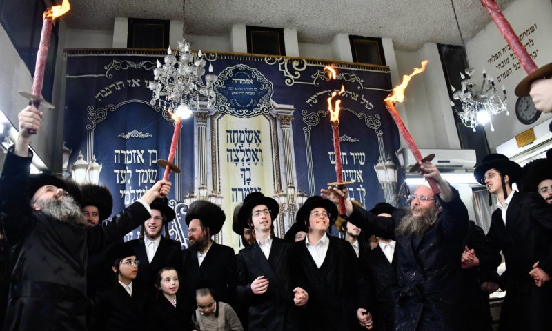 עם לפידים בוערים: שמחת הפאר-שפיל בשמחת בית אזמרה