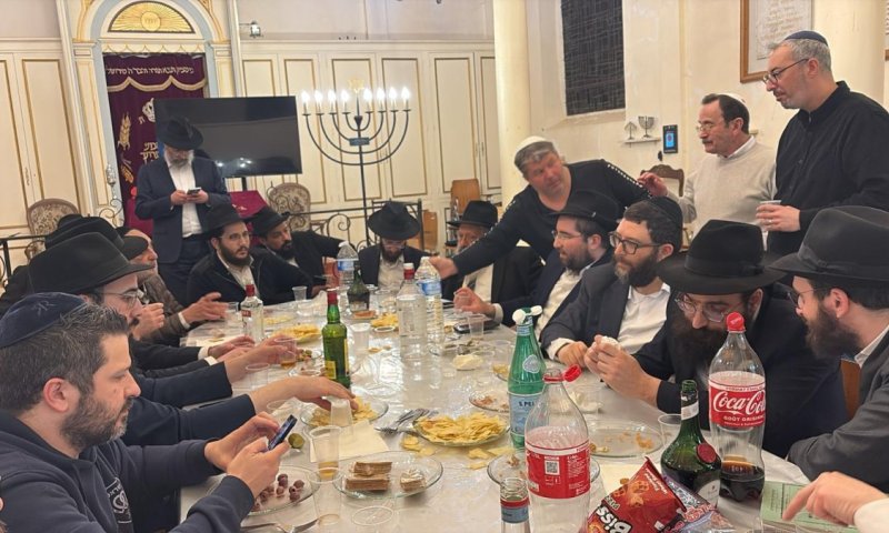 צפו בתיעוד: הקהילה היהודית רקדה עם הרב אריה אנגלברג שהותקף