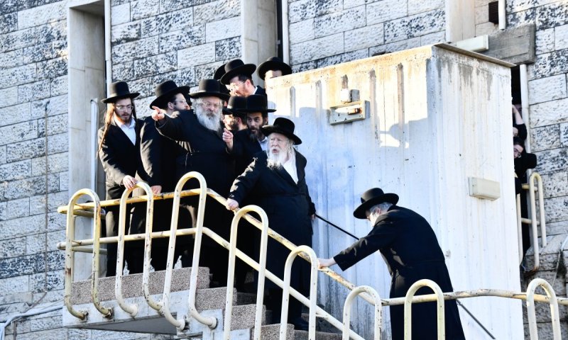 תיעוד: האדמו"ר מגור הגיע לתל אביב לקבר חמיו וביקר בישיבה