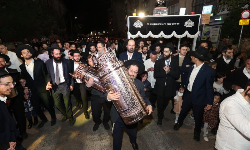 קרית הרצוג נחסמה: הכנסת ספר תורה לבית המדרש שערי קדושה