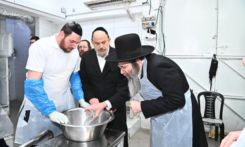 תיעוד מ'טיב המצות': המשגיח הגה"צ רבי בנימין פינקל אפה מצות
