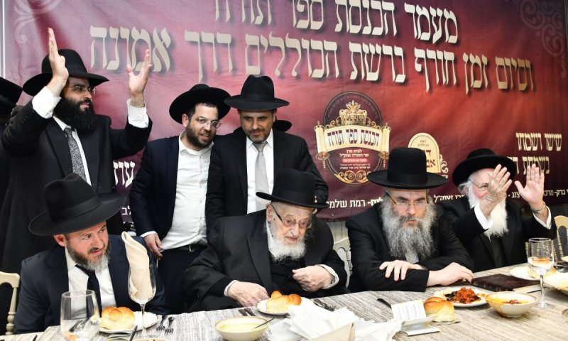 בראשות גדולי ישראל: ספר התורה הוכנס לבית מרן שר התורה