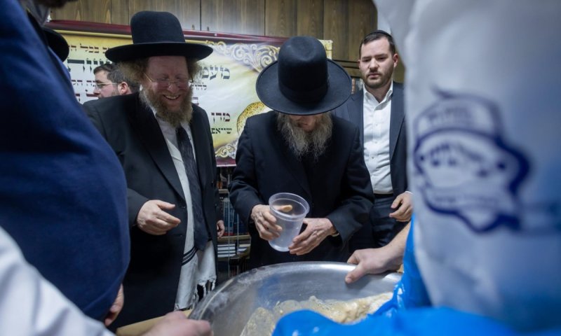 "עטרת שלמה" אפו מצות בחדר לימודו של המשגיח רבי דן סגל
