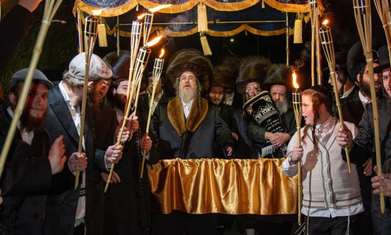 חגיגה היסטורית בפשיסחה: ספר תורה להכנסת אורחים 'דער ביאלה הויף'