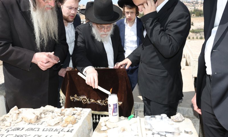 נדיר: הגרב"ד אלישיב הגיע להר הזיתים לציון זקנו ה'לשם'
