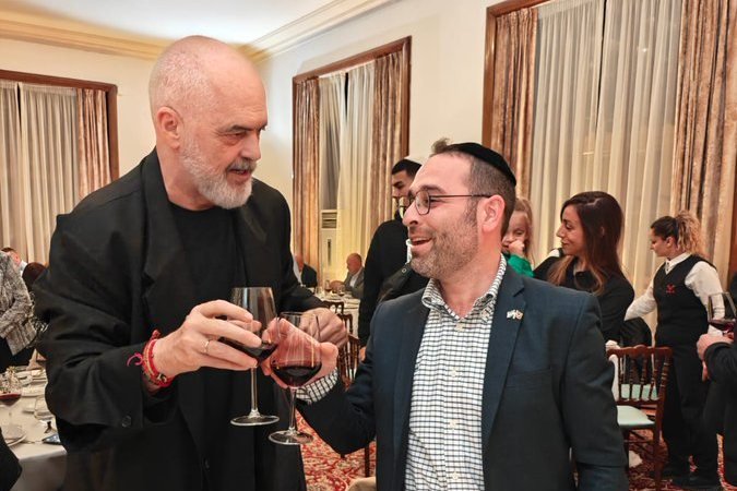 באדיבות המצלם