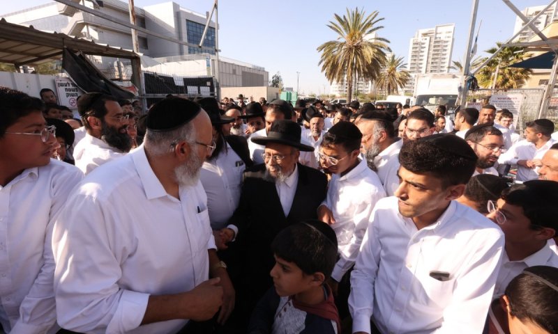 החלוקה השנתית של הגר"א עפג'ין: אלפי סלי מזון חולקו לקראת החג