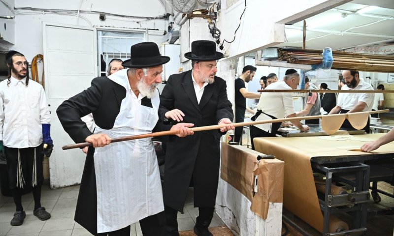 גם בנוסח תימן: הגר"ש מחפוד באפיית מצות אצל הרב קורניצר