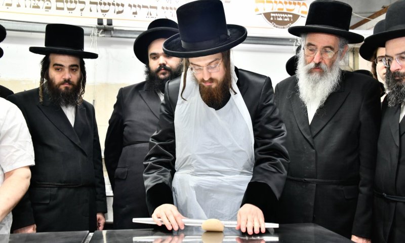 לפני צאתו לאנטוורפן: הרבי מסאדיגורה אפה מצות עם החסידים