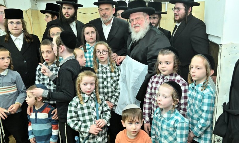 הרבי והצאצאים הביטו על תהליך האפייה אצל קורניצר