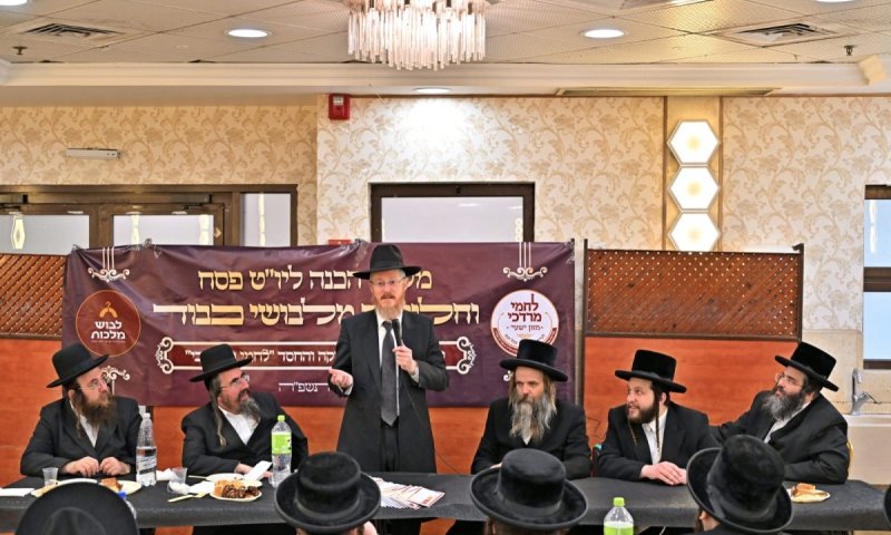 כנסייה וחלוקה מיוחדת&nbsp;לבחורים היתומים ממשפחת "לחמי מרדכי"