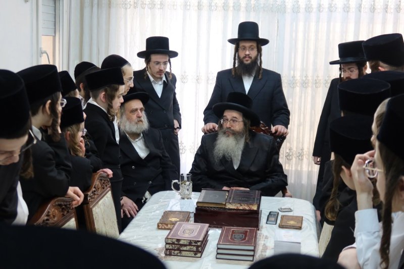 מ. אונגר
