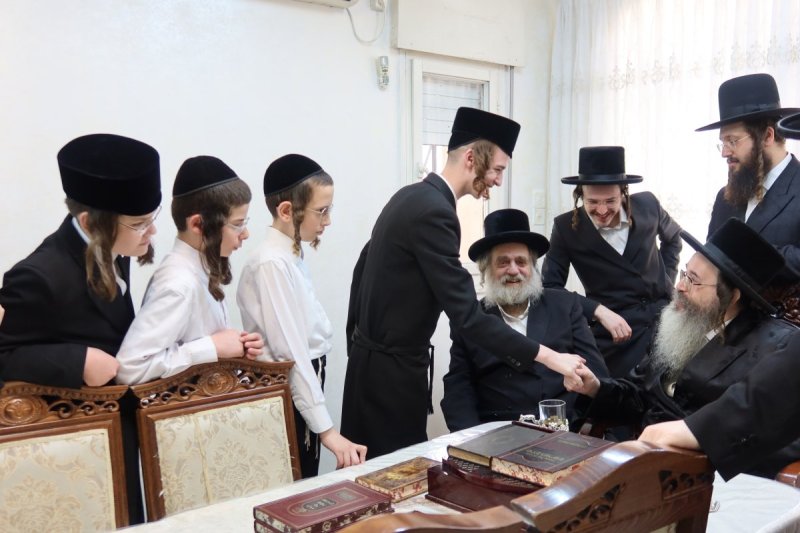 מ. אונגר