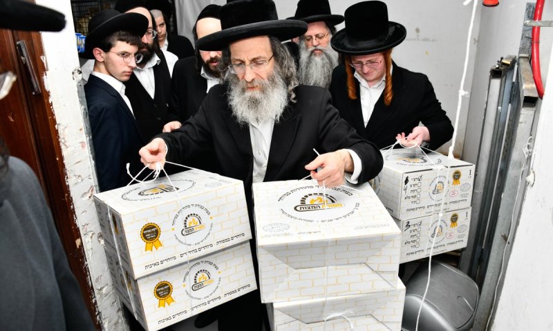 שמחה של מצווה: ר' מיילך יצא עם חבילות מצות מהמאפייה