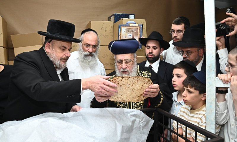 באופן חריג והיסטורי: נשיא המועצת אפה מצות עם הנערים המתחזקים