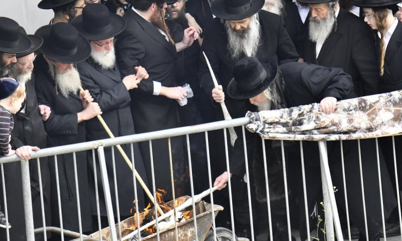 תיעוד: האדמו"ר מגור יצא לשרוף את החמץ במריצה מיוחדת