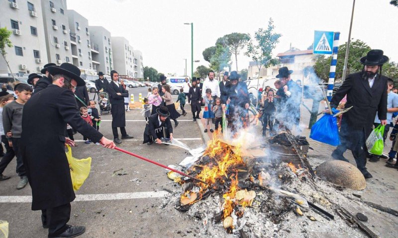בלי פחים: כך שרפו את החמץ בעמנואל שבשומרון | גלריה