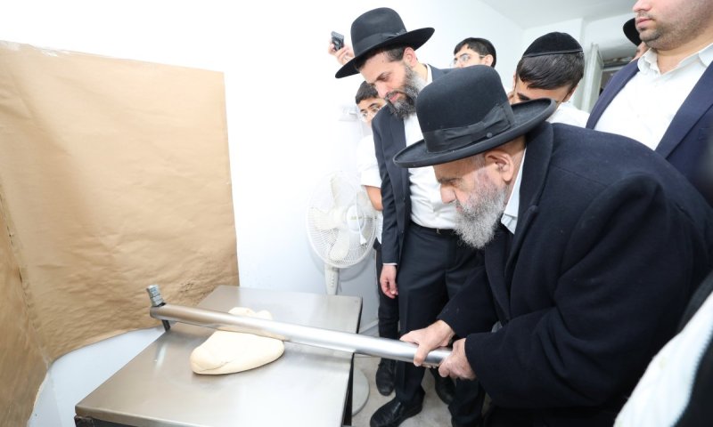 ממרומי גילו: ראש הישיבה הגר"מ צדקה אפה מצות רכות אחרי חצות