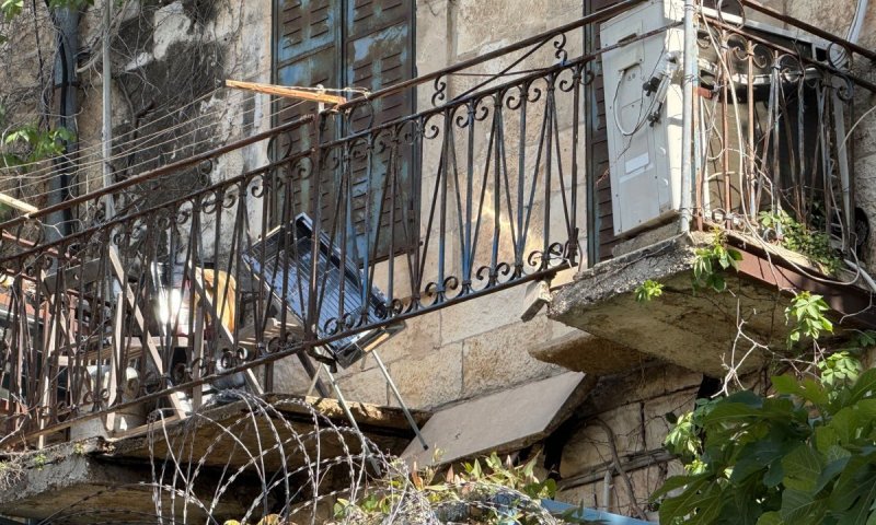 מרפסת קרסה בירושלים, בן 30 נפצע ופונה לבית החולים
