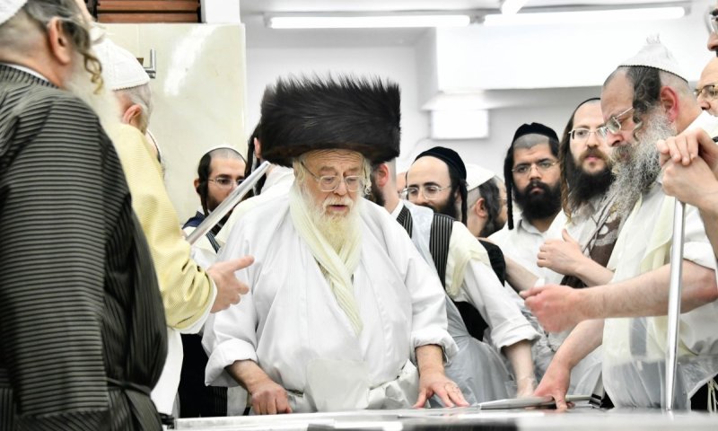 גלריה ממאה שערים: הרבי מתולדות אהרן אפה מצוות אחרי חצות