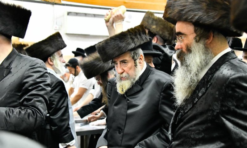 האדמו"ר שחובש 2 סוגי שטריימל'ך באפיית מצות