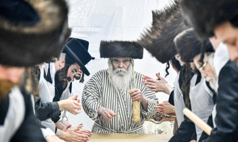 הרבי אפה מצות עם הקאפטן אותו הוא לובש רק פעם בשנה