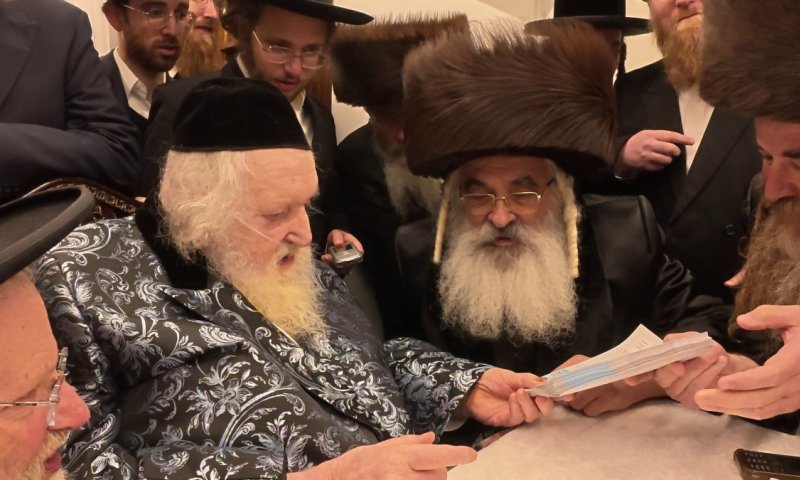 פוסק הדור חילק מאות צ'קים בעיצומו של חול המועד | צפו