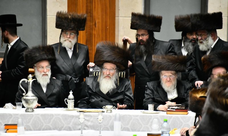 פסח ראשון במחיצת האדמו"ר מביאלא | צפו בגלריה מהטיש