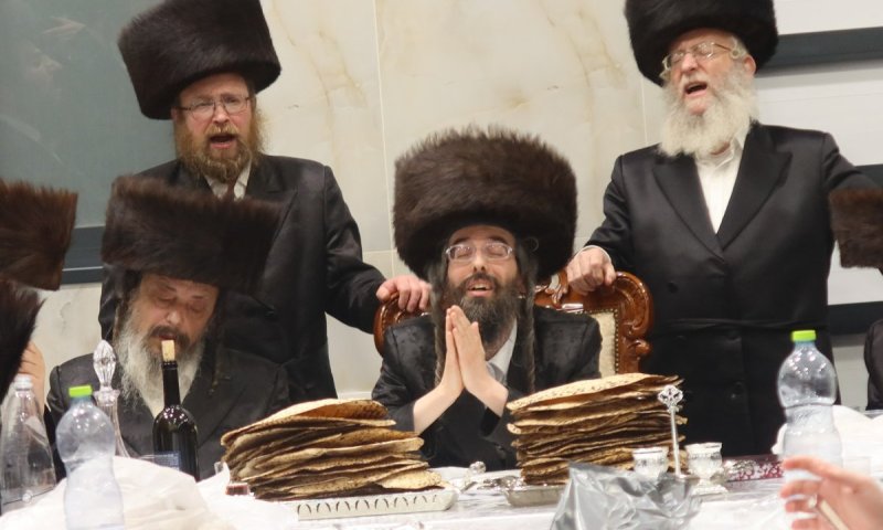 בזוועהיל נעלו את החג בביזת הים: האדמו"ר חילק מצות לחסידים