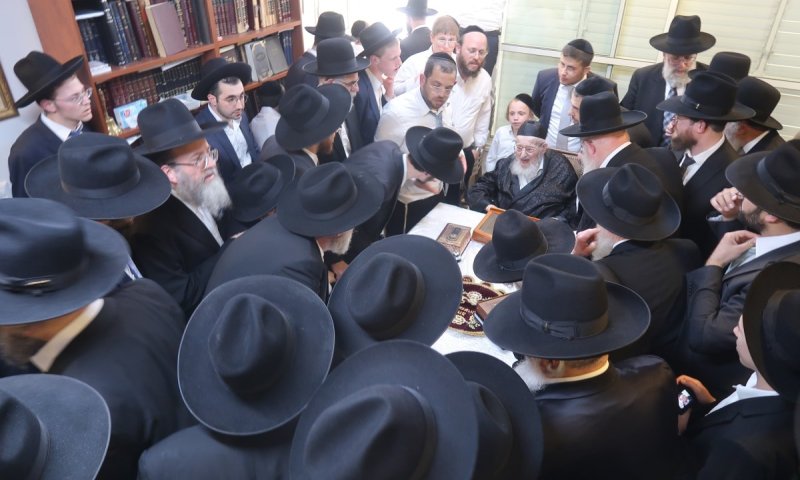 הדור במלוכה: כך נראה חג הפסח במעונו של הגרמ"צ ברגמן