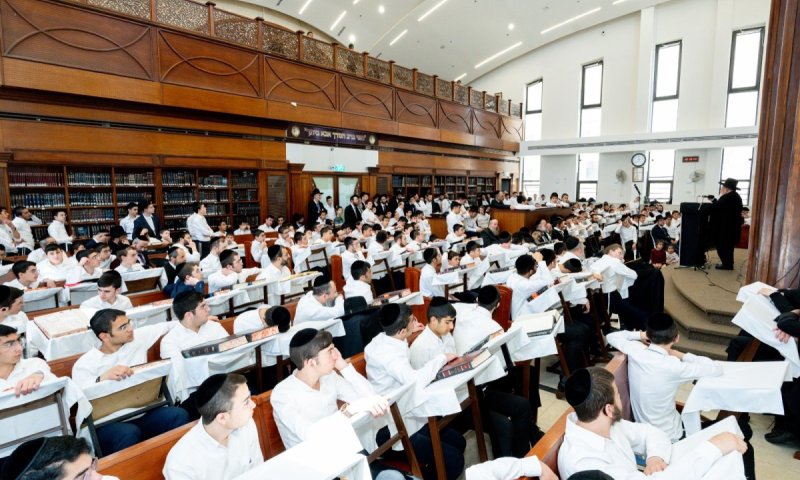 בני הישיבות במודיעין עלית התמידו וזכו להקביל את הרבנים