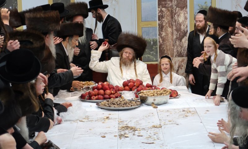 חסל סידור פסח: הרבי זרק תפוחים ואגוזים במוצאי החג