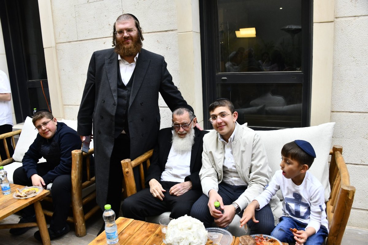 באדיבות המצלם