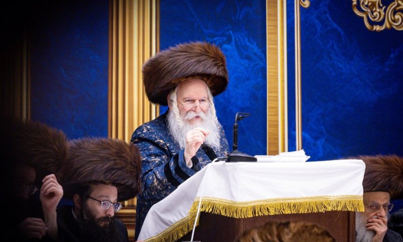 הרבי מבאבוב בשיחה לחסידים בארץ: "אפילו בספק ספיקא צריך להישמע לכל ההוראות"
