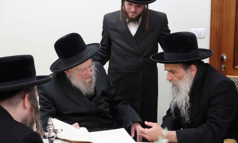 מפגש מרגש ומרומם: הרבי מאשלג ביקר אצל הרבי מסלונים