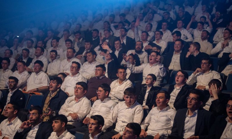 גלריה: דוד בן ארזה כבש את הבמה במופע חגיגי לבני ישיבות