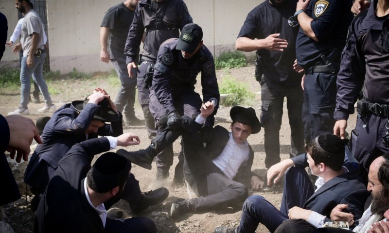 ביום הגיוס למסלולים החרדים: הקנאים מוחים בלשכות - ומתעמתים עם המשטרה | תיעוד