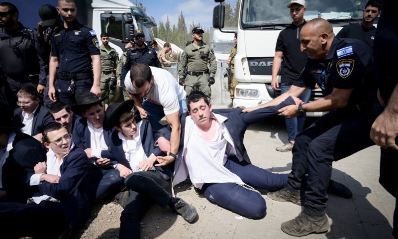 סערה בעקבות המחאה בלשכות הגיוס: הרמטכ"ל ושר הפנים מגנים &ndash; ב'פלג' משיבים אש