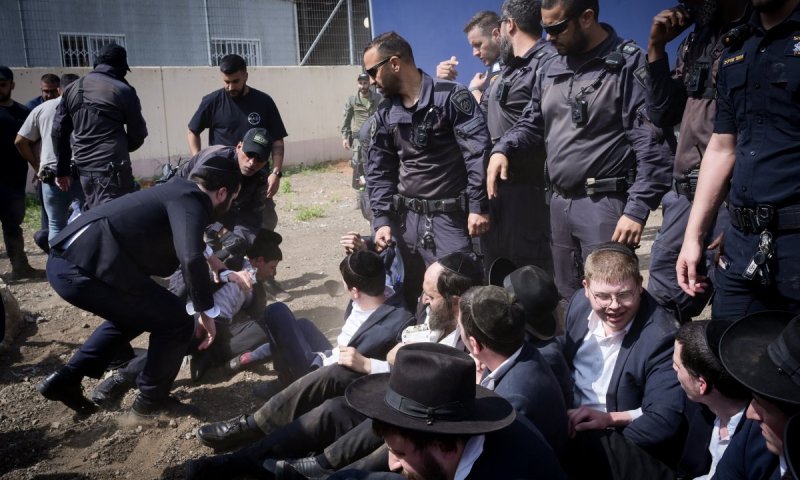 תאגיד השידור יפצה חייל חרדי שתועד מותקף בהפגנה