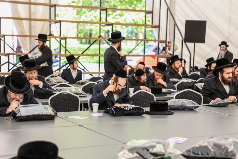 אברומי בלום ואייזיק ג.