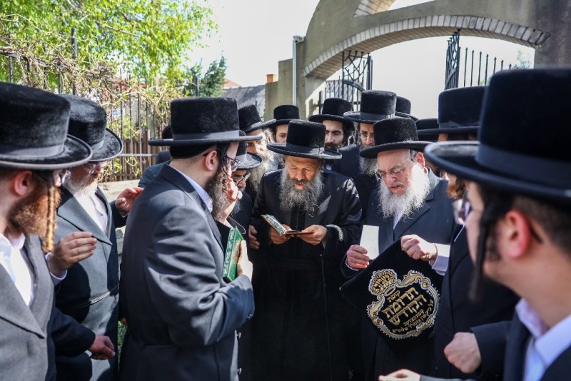 אברומי בלום ואייזיק ג.