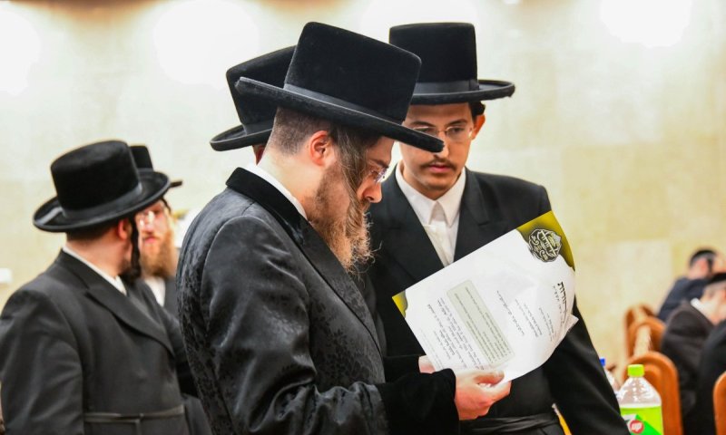אברכי סאדיגורה נבחנו להוראה - הרבי סייר בין הנבחנים