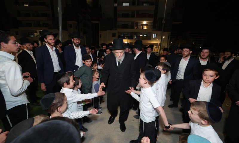 זמן קיץ במתחם הסופרים: מנהיג עולם הישיבות הגיע לחזק