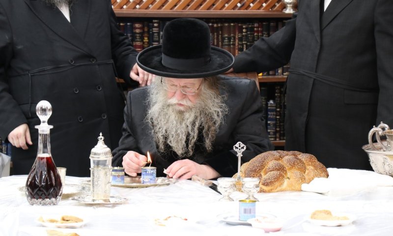 הרבי מקוזמיר ערך טיש יארצייט לזקנו ה'אמרי אש'