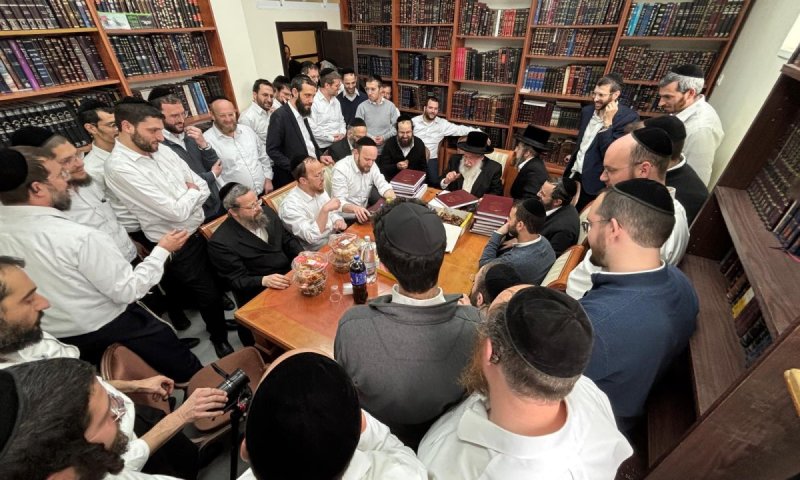 בחדרו של הגאב"ד: 'לחיים' לרגל&nbsp;הוצאת 'מנחת אשר' חלק ל"ה